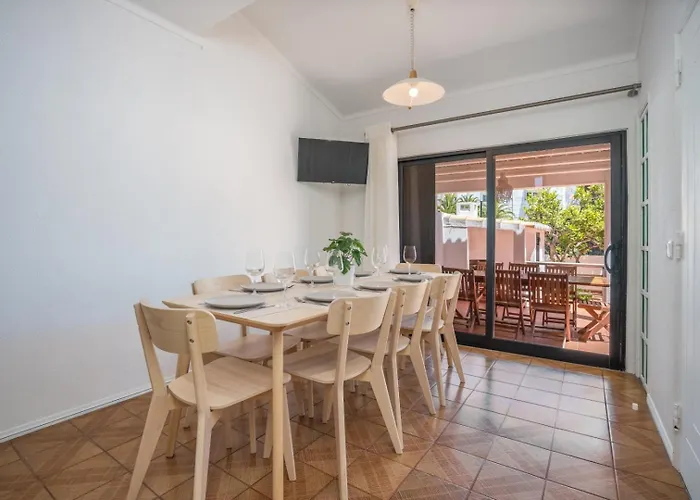 3 Bedroom House Semesterbostad *